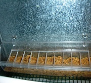 Particolare del fissaggio mangiatoie interne