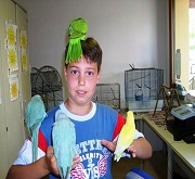 Bambino con pappagalli